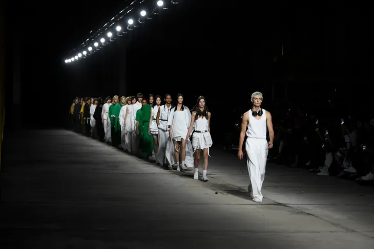Phong cách tối giản Nhật Bản tại Milan Fashion Week - Ảnh 1. Phong cách tối giản Nhật Bản tại Milan Fashion Week - Ảnh 1.