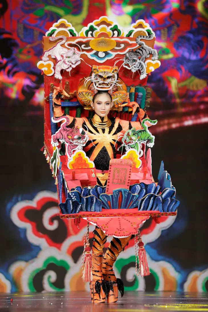 Những bộ trang phục văn hóa dân tộc ấn tượng tại Miss Grand Vietnam 2022 - Ảnh 8. Những bộ trang phục văn hóa dân tộc ấn tượng tại Miss Grand Vietnam 2022 - Ảnh 8.