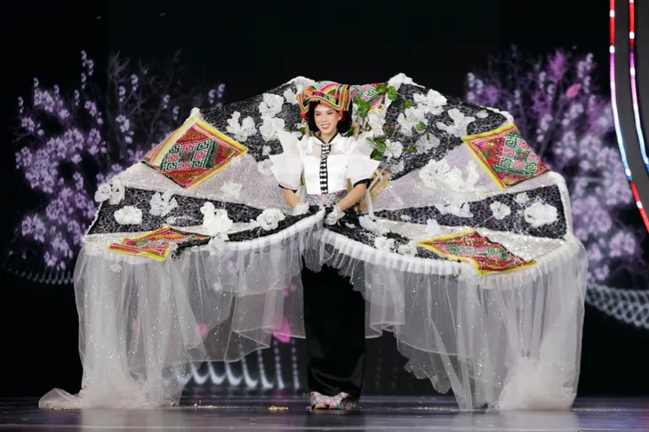 Những bộ trang phục văn hóa dân tộc ấn tượng tại Miss Grand Vietnam 2022 - Ảnh 20. Những bộ trang phục văn hóa dân tộc ấn tượng tại Miss Grand Vietnam 2022 - Ảnh 20.