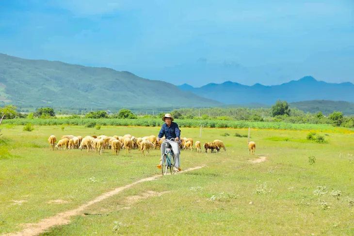 Loạt hình khắc khổ của Thái Hòa trong phim mới sắp lên sóng VTV - Ảnh 5. Loạt hình khắc khổ của Thái Hòa trong phim mới sắp lên sóng VTV - Ảnh 5.