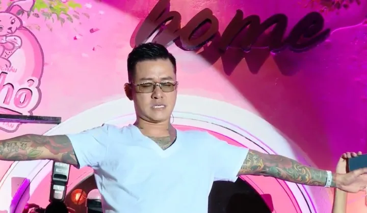 Sao Việt trong ngày 25/9: Vân Dung khoe eo thon, Tuấn Hưng quỳ gối khóc trong show Ban công - Ảnh 3. Sao Việt trong ngày 25/9: Vân Dung khoe eo thon, Tuấn Hưng quỳ gối khóc trong show Ban công - Ảnh 3.
