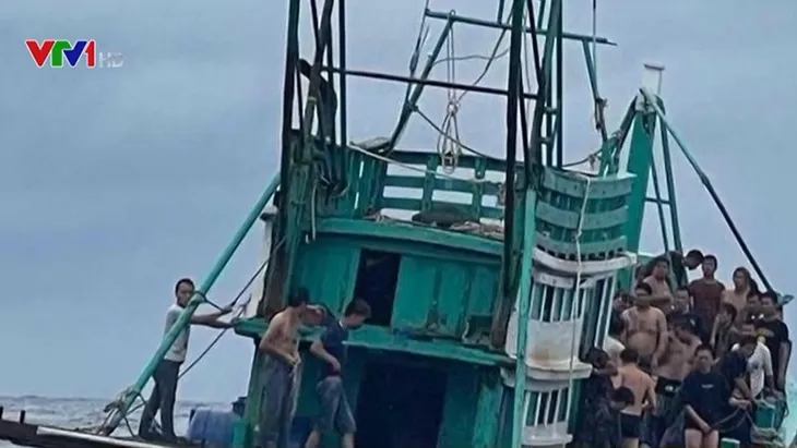 Vụ chìm tàu trên biển ở Sihanoukville: Thêm 12 người được cứu - Ảnh 1. Vụ chìm tàu trên biển ở Sihanoukville: Thêm 12 người được cứu - Ảnh 1.