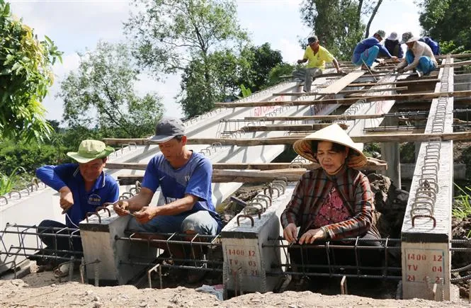 Những cụ bà ngoài 60 vẫn miệt mài xây cầu, làm đường từ thiện - Ảnh 1. Những cụ bà ngoài 60 vẫn miệt mài xây cầu, làm đường từ thiện - Ảnh 1.