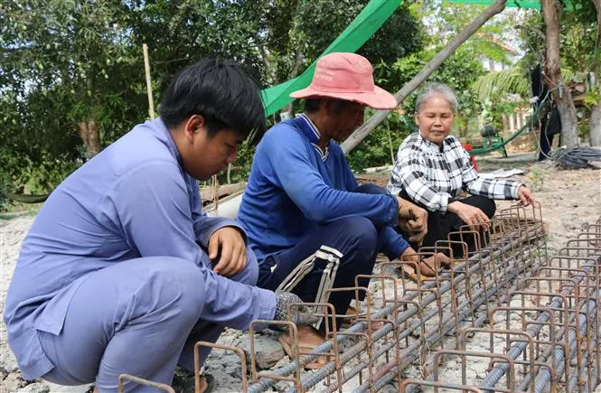 Những cụ bà ngoài 60 vẫn miệt mài xây cầu, làm đường từ thiện - Ảnh 2. Những cụ bà ngoài 60 vẫn miệt mài xây cầu, làm đường từ thiện - Ảnh 2.