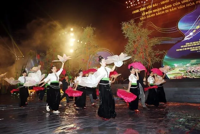 Thủ tướng: Bảo tồn, phát huy và lan tỏa Xòe Thái là trách nhiệm của tất cả chúng ta - Ảnh 10. Thủ tướng: Bảo tồn, phát huy và lan tỏa Xòe Thái là trách nhiệm của tất cả chúng ta - Ảnh 10.