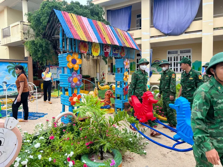 Quân và dân Quảng Ngãi chủ động phòng chống bão số 4 - Ảnh 6. Quân và dân Quảng Ngãi chủ động phòng chống bão số 4 - Ảnh 6.