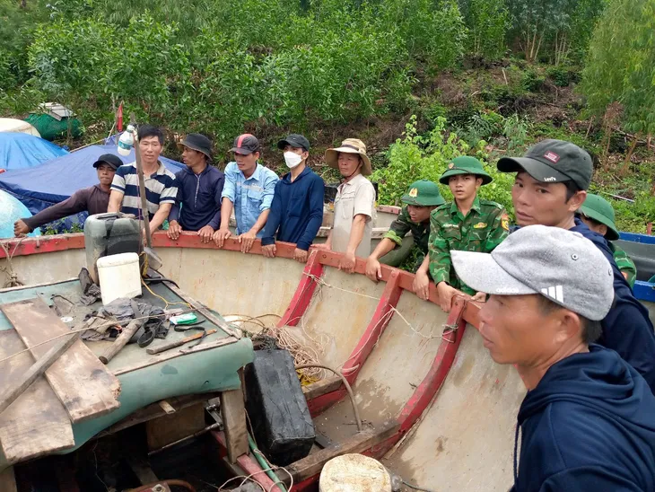 Quân và dân Quảng Ngãi chủ động phòng chống bão số 4 - Ảnh 13. Quân và dân Quảng Ngãi chủ động phòng chống bão số 4 - Ảnh 13.