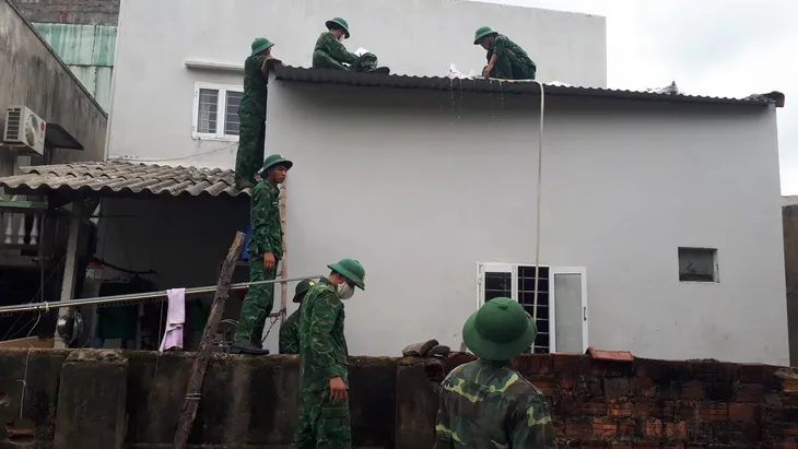 Quân và dân Quảng Ngãi chủ động phòng chống bão số 4 - Ảnh 11. Quân và dân Quảng Ngãi chủ động phòng chống bão số 4 - Ảnh 11.