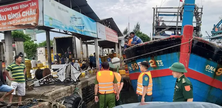 Ảnh: Neo đậu tàu cá gần khu vực cảng Sa Kỳ, Quảng Ngãi - Ảnh 4.