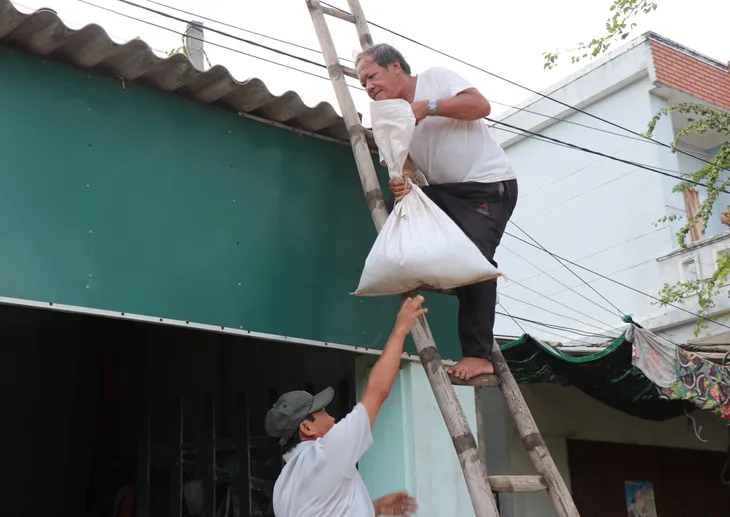 CẬP NHẬT: Bão số 4 tăng 1 cấp, dự báo còn mạnh thêm - Ảnh 56. CẬP NHẬT: Bão số 4 tăng 1 cấp, dự báo còn mạnh thêm - Ảnh 56.