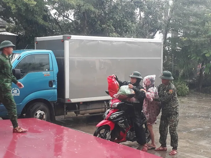 Quảng Nam đưa người già, phụ nữ, trẻ em xã đảo Tam Hải vào đất liền tránh bão - Ảnh 2. Quảng Nam đưa người già, phụ nữ, trẻ em xã đảo Tam Hải vào đất liền tránh bão - Ảnh 2.