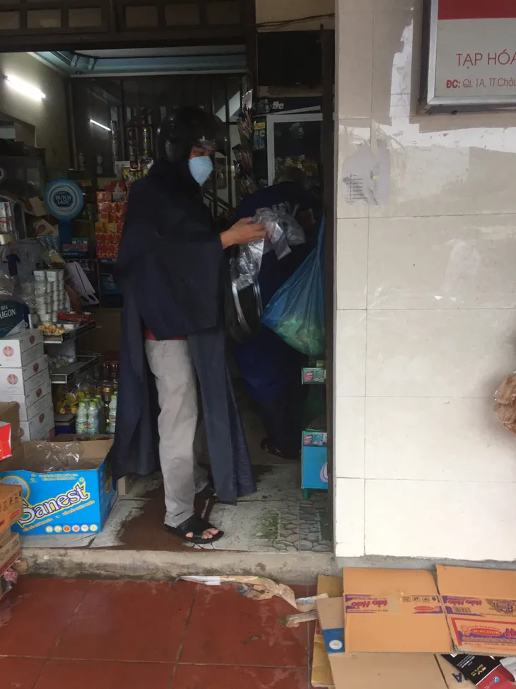 Người dân miền Trung tất bật đi chợ trước bão, các siêu thị cung ứng đủ hàng - Ảnh 5.