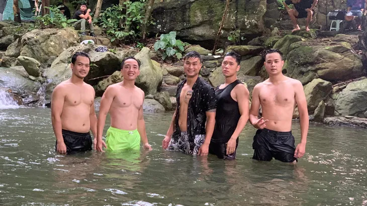Hậu trường lầy lội của Trung trâu cùng anh em trong Ga-ra hạnh phúc - Ảnh 5. Hậu trường lầy lội của Trung trâu cùng anh em trong Ga-ra hạnh phúc - Ảnh 5.