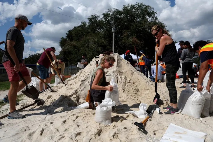 Bão nguy hiểm Ian đang di chuyển tới Florida, người dân đổ xô mua đồ tích trữ - Ảnh 1. Bão nguy hiểm Ian đang di chuyển tới Florida, người dân đổ xô mua đồ tích trữ - Ảnh 1.