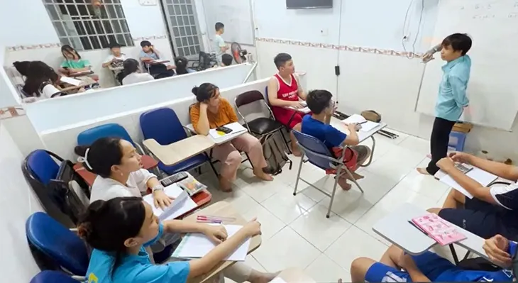 Lớp học miễn phí của thầy giáo công nhân - Ảnh 1. Lớp học miễn phí của thầy giáo công nhân - Ảnh 1.