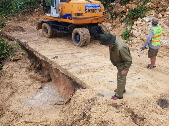 Nước dâng gây ách tắc giao thông tại Quảng Nam - Ảnh 5. Nước dâng gây ách tắc giao thông tại Quảng Nam - Ảnh 5.