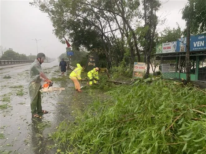 PTTg Lê Văn Thành: Nhanh chóng thống kê thiệt hại do bão số 4 để có biện pháp hỗ trợ kịp thời - Ảnh 2. PTTg Lê Văn Thành: Nhanh chóng thống kê thiệt hại do bão số 4 để có biện pháp hỗ trợ kịp thời - Ảnh 2.