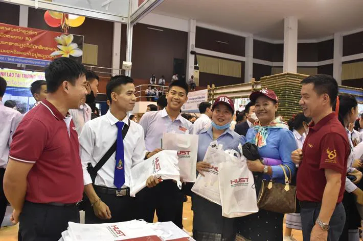 Triển lãm giáo dục đại học Việt Nam: Thúc đẩy hơn nữa hợp tác giáo dục Việt Nam - Lào - Ảnh 4. Triển lãm giáo dục đại học Việt Nam: Thúc đẩy hơn nữa hợp tác giáo dục Việt Nam - Lào - Ảnh 4.
