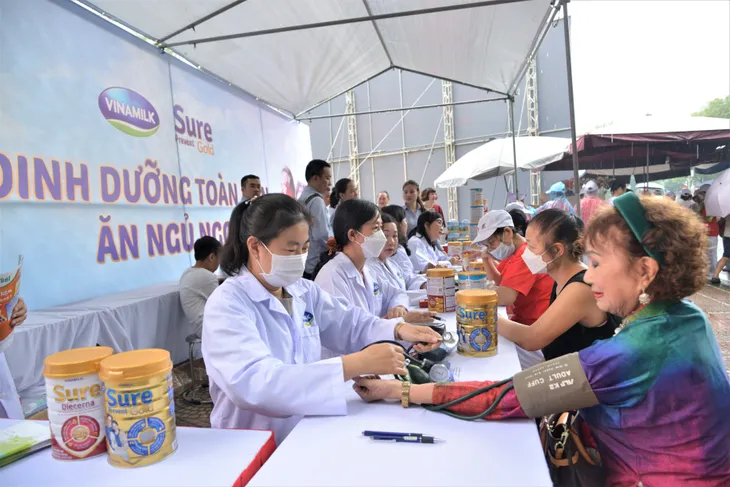 Vinamilk đồng hành cùng 2.000 người cao tuổi Hà Nội trong sự kiện đồng diễn thể dục dưỡng sinh - Ảnh 3. Vinamilk đồng hành cùng 2.000 người cao tuổi Hà Nội trong sự kiện đồng diễn thể dục dưỡng sinh - Ảnh 3.