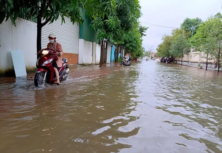 Nghệ An : Nhiều địa phương cho học sinh nghỉ học vì nước lũ dâng cao - Ảnh 12. Nghệ An : Nhiều địa phương cho học sinh nghỉ học vì nước lũ dâng cao - Ảnh 12.