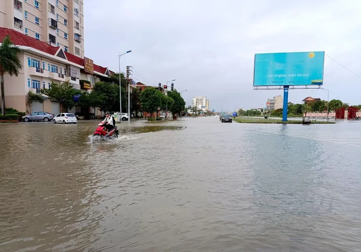 Nghệ An : Nhiều địa phương cho học sinh nghỉ học vì nước lũ dâng cao - Ảnh 13. Nghệ An : Nhiều địa phương cho học sinh nghỉ học vì nước lũ dâng cao - Ảnh 13.