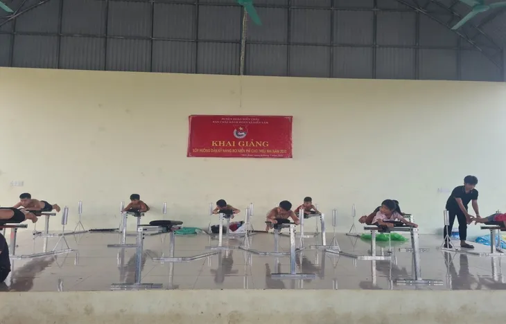 Máy tập bơi trên cạn hỗ trợ trẻ học bơi phòng chống đuối nước - Ảnh 2. Máy tập bơi trên cạn hỗ trợ trẻ học bơi phòng chống đuối nước - Ảnh 2.