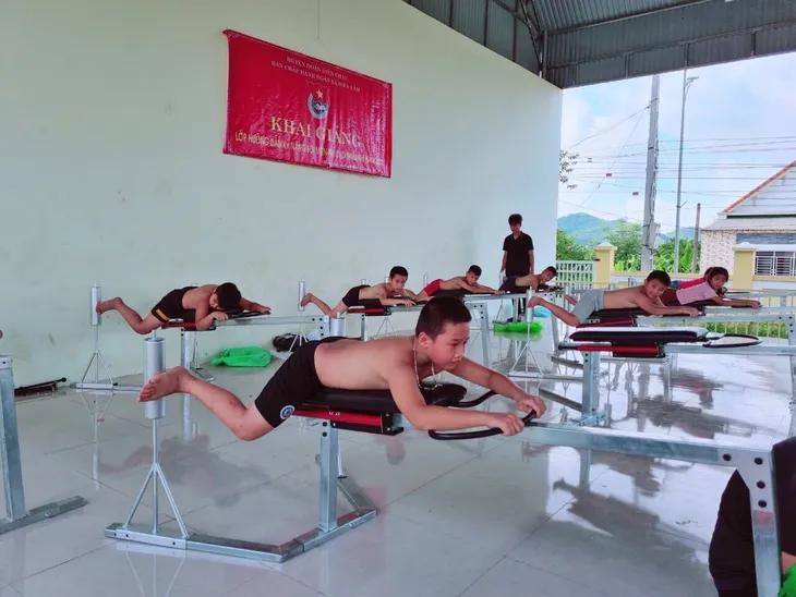 Máy tập bơi trên cạn hỗ trợ trẻ học bơi phòng chống đuối nước - Ảnh 1. Máy tập bơi trên cạn hỗ trợ trẻ học bơi phòng chống đuối nước - Ảnh 1.