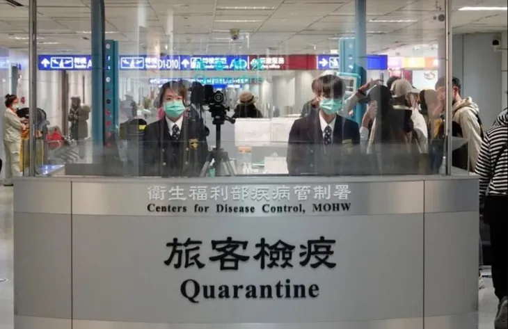 Singapore cấp phép vaccine COVID-19 cho trẻ từ 6 tháng - 4 tuổi, hàng không Malaysia bỏ quy định đeo khẩu trang - Ảnh 2. Singapore cấp phép vaccine COVID-19 cho trẻ từ 6 tháng - 4 tuổi, hàng không Malaysia bỏ quy định đeo khẩu trang - Ảnh 2.