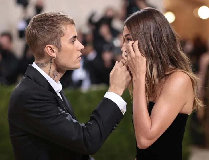 Vợ Justin Bieber bị tấn công bởi fan của Selena Gomez - Ảnh 1. Vợ Justin Bieber bị tấn công bởi fan của Selena Gomez - Ảnh 1.
