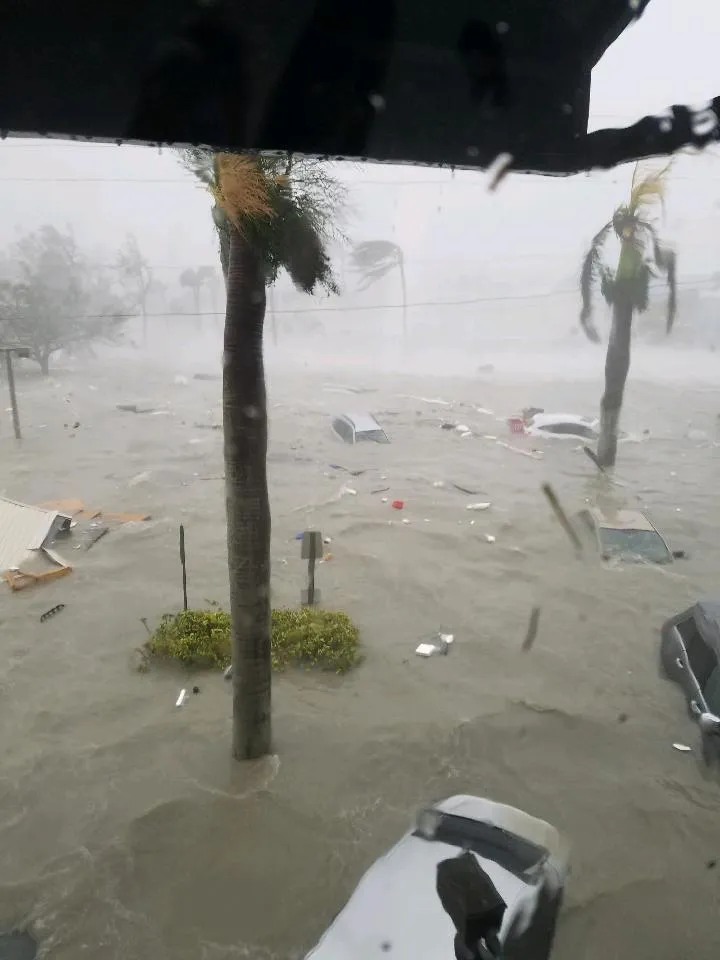 Bão Ian hoành hành tại Florida, khoảng 2,5 triệu người phải sơ tán - Ảnh 1. Bão Ian hoành hành tại Florida, khoảng 2,5 triệu người phải sơ tán - Ảnh 1.