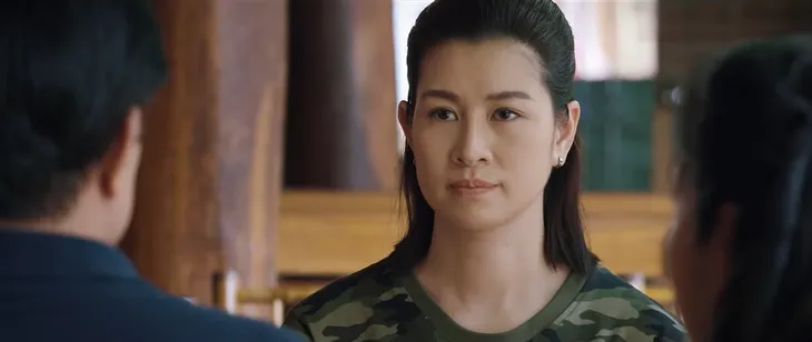 Thông gia ngõ hẹp - Tập 4: Mai (Huyền Trang) muốn nói thật về hoàn cảnh gia đình với bố mẹ Linh - Ảnh 4. Thông gia ngõ hẹp - Tập 4: Mai (Huyền Trang) muốn nói thật về hoàn cảnh gia đình với bố mẹ Linh - Ảnh 4.