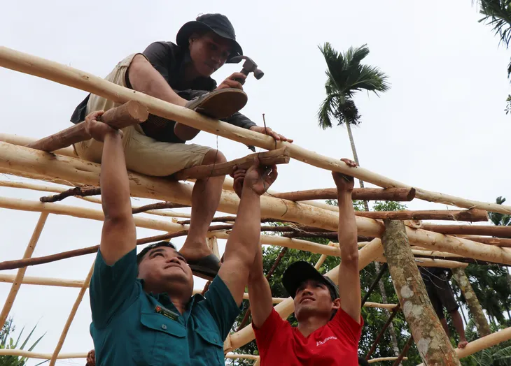 Người dân vùng cao chủ động giúp nhau dựng lại nhà sau bão - Ảnh 1. Người dân vùng cao chủ động giúp nhau dựng lại nhà sau bão - Ảnh 1.