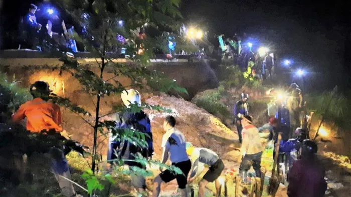 Nghệ An: Huy động hàng trăm người xuyên đêm gia cố đê - Ảnh 2. Nghệ An: Huy động hàng trăm người xuyên đêm gia cố đê - Ảnh 2.