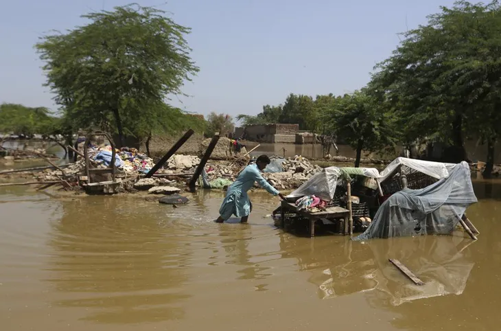 Mưa lũ nghiêm trọng ở Pakistan: Số người thiệt mạng vượt 1.200, dự báo mưa lớn tiếp diễn - Ảnh 1. Mưa lũ nghiêm trọng ở Pakistan: Số người thiệt mạng vượt 1.200, dự báo mưa lớn tiếp diễn - Ảnh 1.