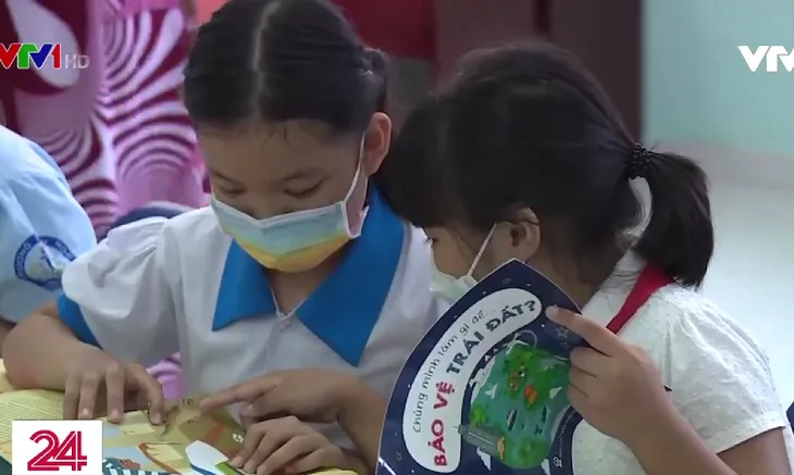 Trao tặng sách cho thư viện 50 trường Tiểu học 5 huyện ngoại thành TP Hồ Chí Minh - Ảnh 1.