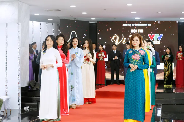 Chung kết Vẻ đẹp VTV 2022: Thí sinh trả lời ứng xử làm khó Ban giám khảo - Ảnh 2. Chung kết Vẻ đẹp VTV 2022: Thí sinh trả lời ứng xử làm khó Ban giám khảo - Ảnh 2.