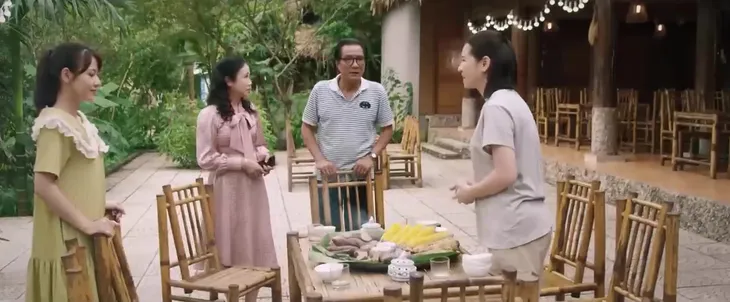 Thông gia ngõ hẹp - Tập 5: Nhà Phan chiêu đãi gia đình Linh bữa ăn tâm linh - Ảnh 1. Thông gia ngõ hẹp - Tập 5: Nhà Phan chiêu đãi gia đình Linh bữa ăn tâm linh - Ảnh 1.
