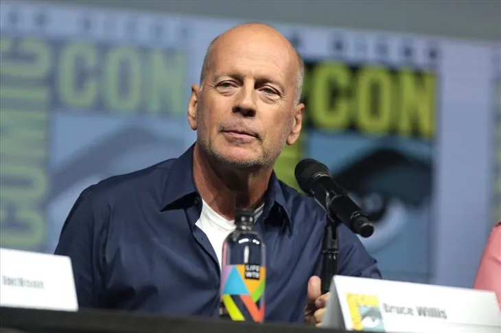 Hậu giải nghệ, Bruce Willis vẫn sẽ xuất hiện trên màn ảnh nhờ công nghệ AI - Ảnh 1. Hậu giải nghệ, Bruce Willis vẫn sẽ xuất hiện trên màn ảnh nhờ công nghệ AI - Ảnh 1.