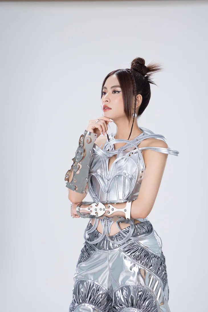 Hoàng Thùy Linh tung teaser, danh tính rapper kết hợp cùng khiến nhiều người tò mò - Ảnh 1. Hoàng Thùy Linh tung teaser, danh tính rapper kết hợp cùng khiến nhiều người tò mò - Ảnh 1.