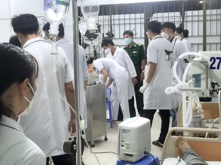 Nóng: 12 người trên tàu neo đậu gần Côn Đảo tử vong, điều trực thăng ứng cứu - Ảnh 3. Nóng: 12 người trên tàu neo đậu gần Côn Đảo tử vong, điều trực thăng ứng cứu - Ảnh 3.