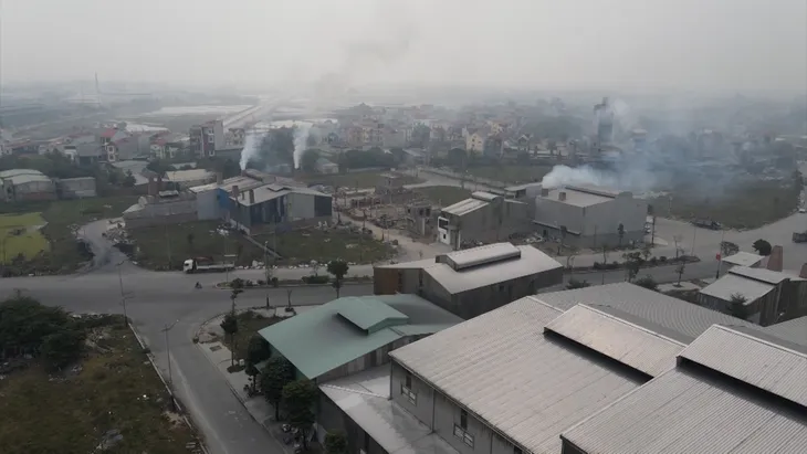 Làng nghề lên cụm công nghiệp: Biệt thự mọc xen kẽ, chất thải đổ thẳng ra môi trường - Ảnh 3. Làng nghề lên cụm công nghiệp: Biệt thự mọc xen kẽ, chất thải đổ thẳng ra môi trường - Ảnh 3.