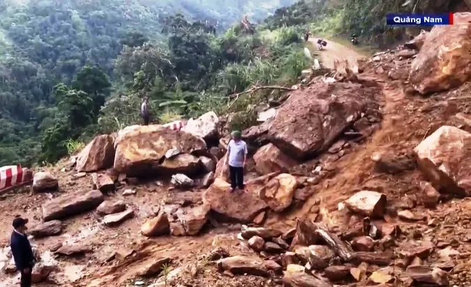 Hàng trăm hộ dân huyện Nam Trà My bị cô lập do sạt lở núi - Ảnh 2.