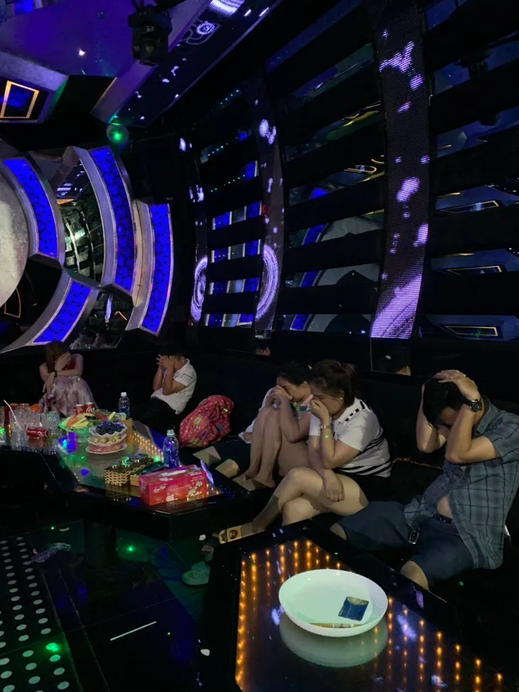 Tây Ninh: Đột kích quán karaoke phát hiện 40 người dương tính với ma túy - Ảnh 1. Tây Ninh: Đột kích quán karaoke phát hiện 40 người dương tính với ma túy - Ảnh 1.