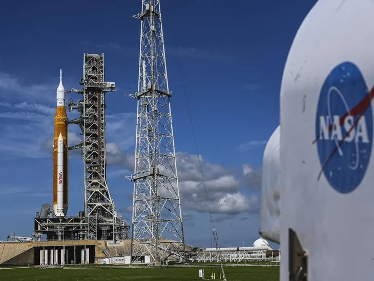 NASA tiếp tục hoãn phóng tàu thăm dò mặt trăng Artemis do rò rỉ nhiên liệu - Ảnh 1.