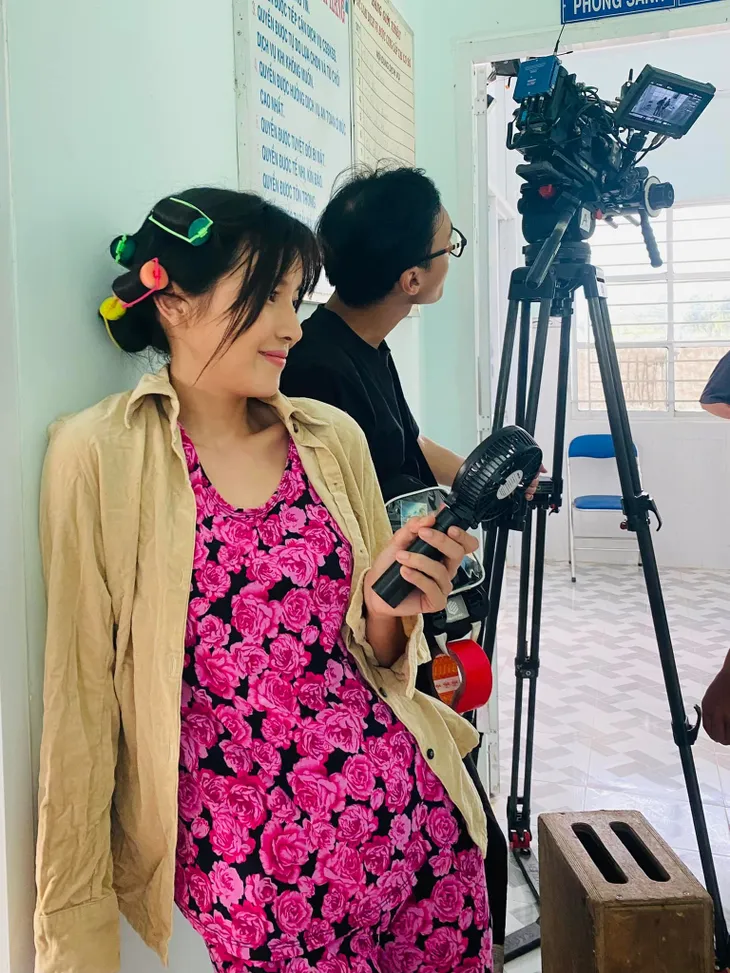 Lộ tạo hình mới của diễn viên Cao Thái Hà trong phim Mẹ Rơm - Ảnh 1. Lộ tạo hình mới của diễn viên Cao Thái Hà trong phim Mẹ Rơm - Ảnh 1.