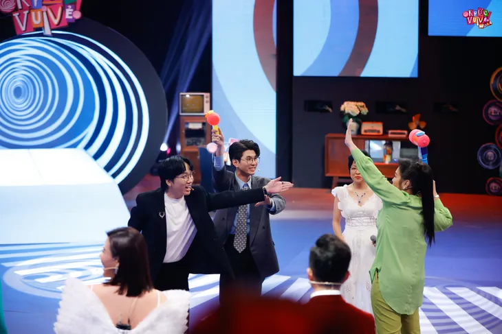 Nam Thư ăn vạ vì không được hát karaoke, Ngô Kiến Huy kể tình yêu đầu - Ảnh 1. Nam Thư ăn vạ vì không được hát karaoke, Ngô Kiến Huy kể tình yêu đầu - Ảnh 1.