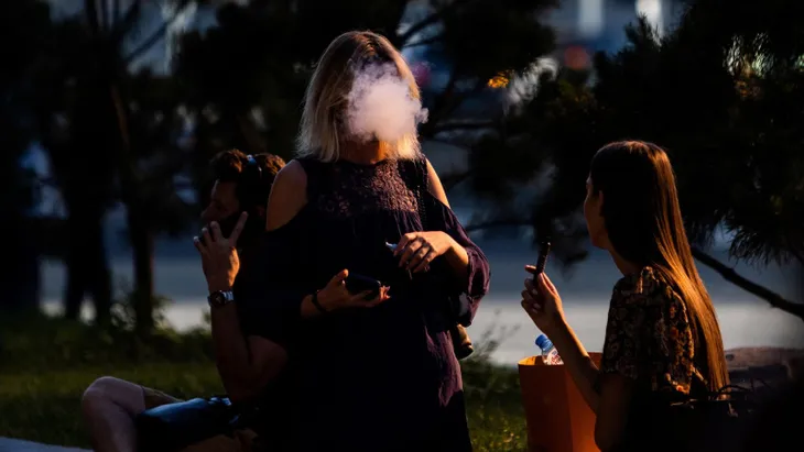 Thanh thiếu niên hút thuốc lá điện tử dễ bị nghiện nicotine - Ảnh 1. Thanh thiếu niên hút thuốc lá điện tử dễ bị nghiện nicotine - Ảnh 1.