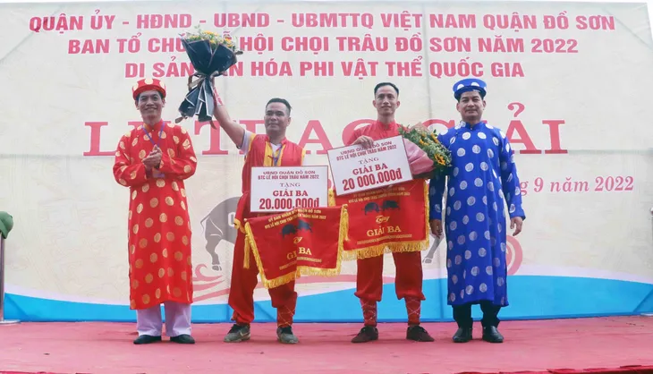 Tưng bừng màn đọ tài giữa các ông trâu tại Lễ hội chọi trâu Đồ Sơn 2022 - Ảnh 6.
