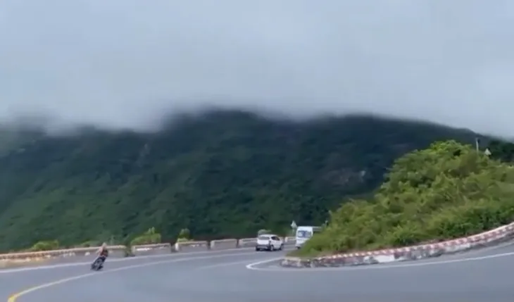 Thanh niên lao xuống vực khi ôm cua trên đèo Hải Vân - Ảnh 1.