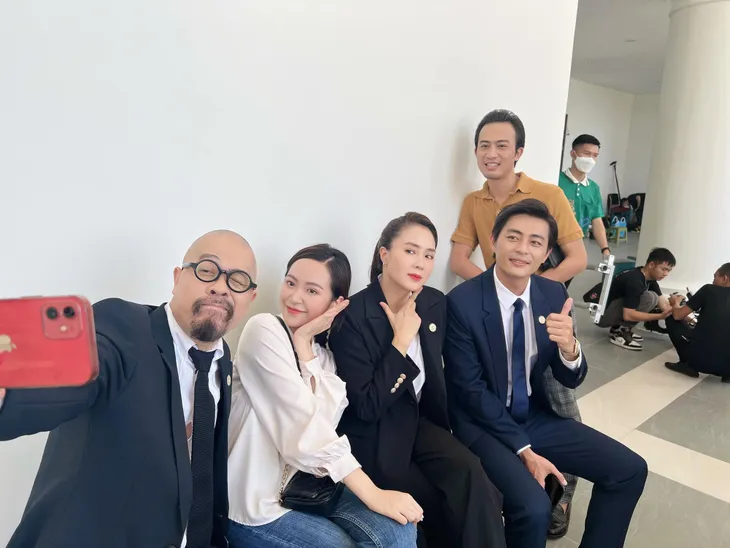 Hồng Diễm dính như sam bên bạn diễn mới điển trai - Ảnh 3. Hồng Diễm dính như sam bên bạn diễn mới điển trai - Ảnh 3.